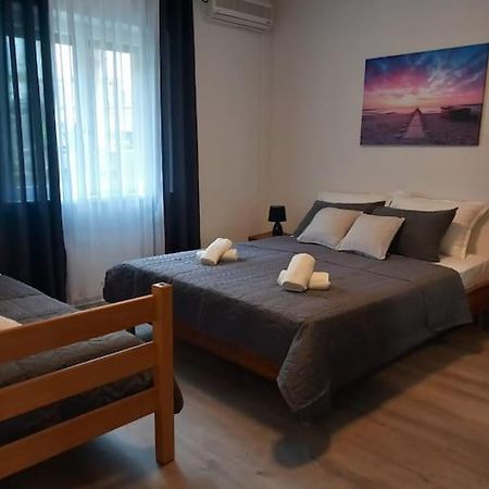 Apartment Dora-100M From The Central Beach Makarska Esterno foto