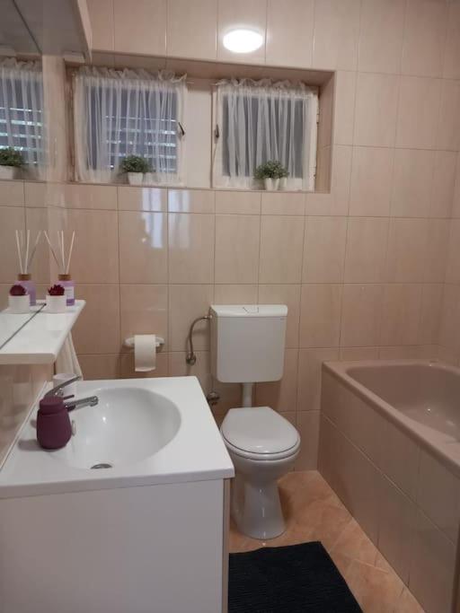 Apartment Dora-100M From The Central Beach Makarska Esterno foto