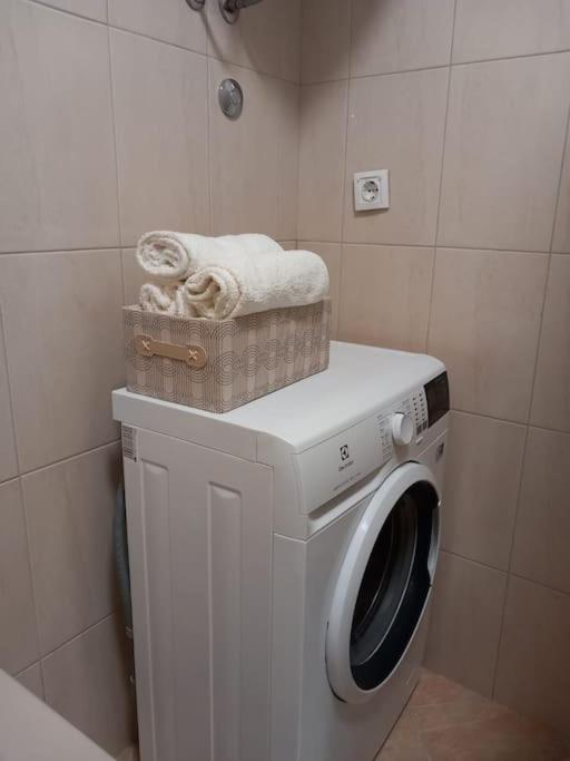 Apartment Dora-100M From The Central Beach Makarska Esterno foto