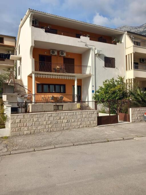 Apartment Dora-100M From The Central Beach Makarska Esterno foto