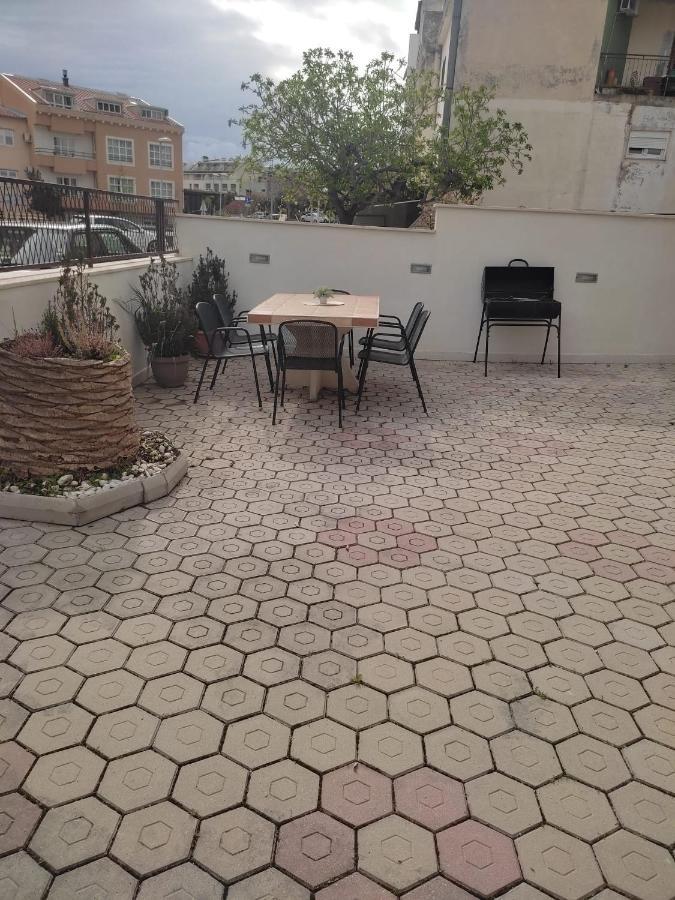 Apartment Dora-100M From The Central Beach Makarska Esterno foto